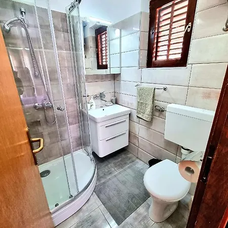 Julia Biograd Na Moru