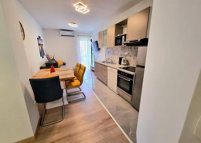 Julia * ביוגראד נה מורו