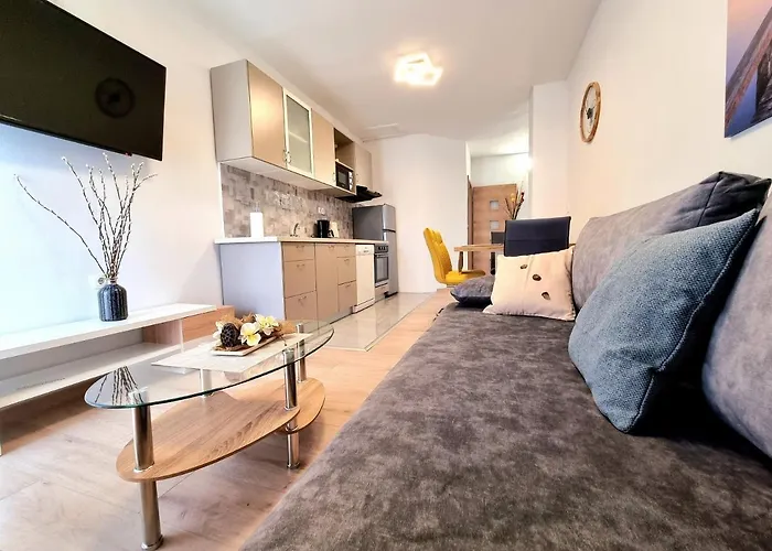 Julia * ביוגראד נה מורו