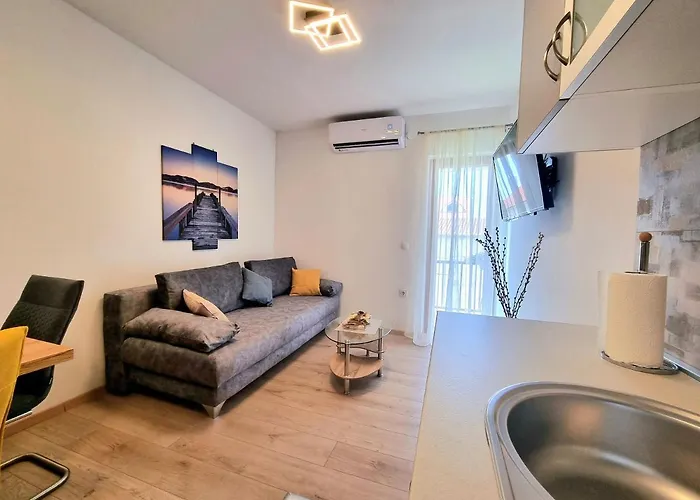 Julia * ביוגראד נה מורו