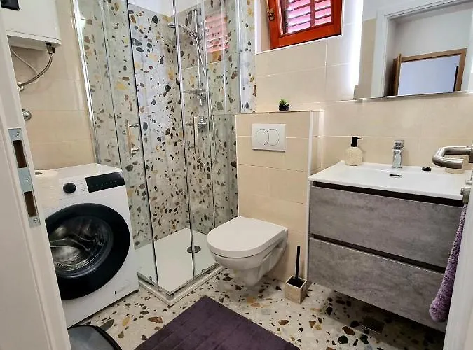 Julia דירה ביוגראד נה מורו